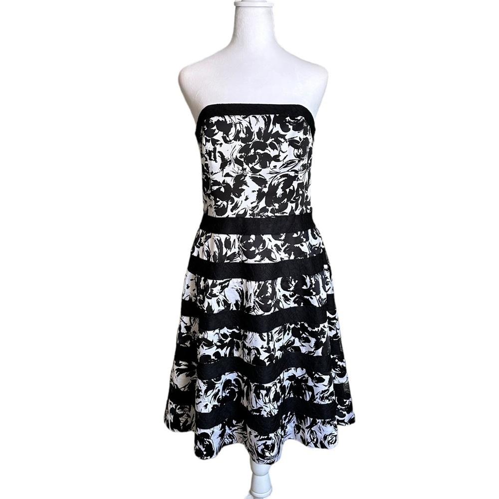 White House Black Market Fit Flare Strapless Lace Insertion Floral Size 6